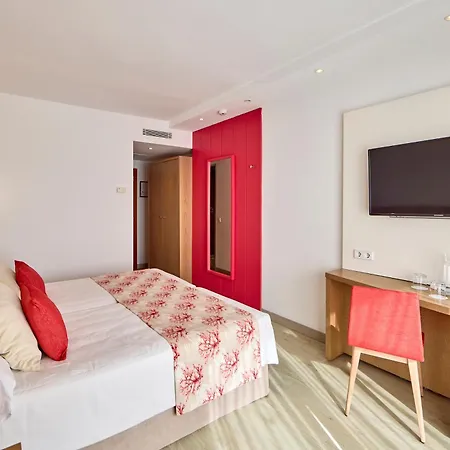 Universal Perla 4*